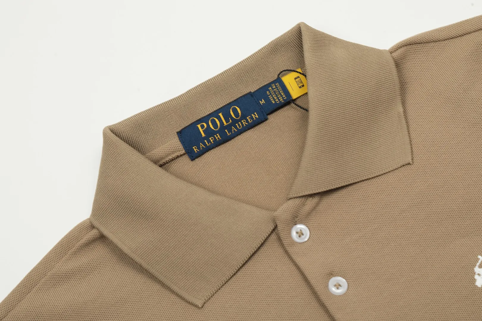 🅿️152 "Top quality" Style number: DS004# (not off the shelves all year round) [Ralph Lauren classic pony embroidered lapels women's slim fit POLO short sleeves] ✅Ralph Lauren Ralph Lauren classic basic women's all-match slim fit POLO short sleeves ✅Main supplier platform live broadcast Wholesale entities Replenish when out of stock Not off the shelves ✅ZP quality 1:1 pattern making Scan the code to enter the GF website Z cabinet quality ✅Details and quality are the only one in Guangzhou. Imported pique fabrics focus on high-end and cost-effective. Needless to say good quality. ✅The version is restored to the original order. The maximum size can be worn up to 130 pounds. Loose, comfortable and stress-free.